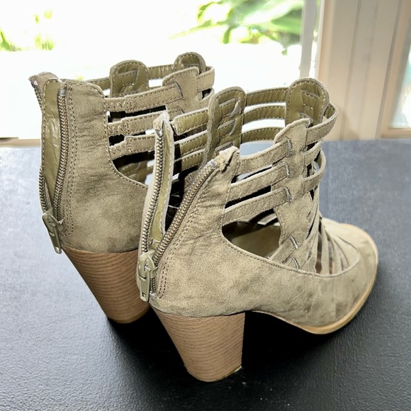 Guess zip up heels in seige and size 6 - Picture 2 of 3